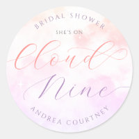 Elle est sur un nuage rose pastel pour une Baby Sh