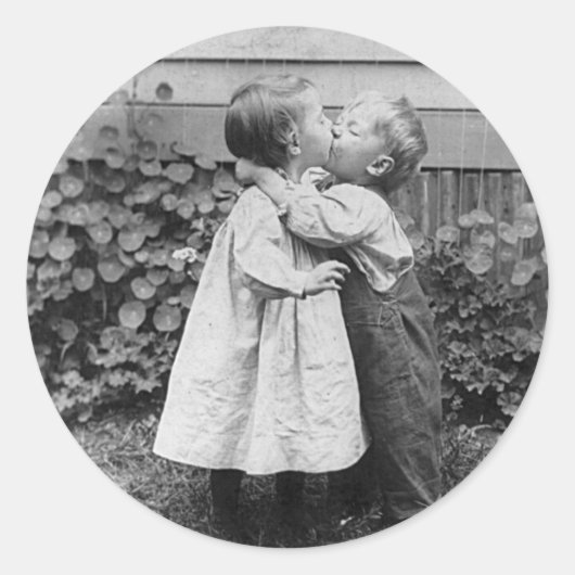 Sticker Rond Elle obtient le penny, il obtient le baiser (Devant)