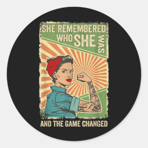 Sticker Rond Elle se rappela qui elle était et la donne changea