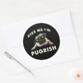 Sticker Rond Embrasse-moi, je suis Pugrish (Enveloppe)