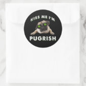 Sticker Rond Embrasse-moi, je suis Pugrish (Sac)