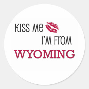 Sticker Rond Embrasse-moi je viens de WYOMING