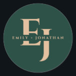 Sticker Rond Emerald vert monogramme noms de couple mariage de<br><div class="desc">Ajoutez une touche d'élégance personnalisée à votre mariage de automne grâce à notre Sticker rond Monogramme émérite vert. Conçu pour mêler harmonieusement le raffinement et les riches teintes de l'automne, cet autocollant présente une forme ronde classique ornée d'une couleur vert émeraude frappante et d'un monogramme personnalisé, parfait pour améliorer vos...</div>