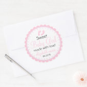 Sticker Rond Empreintes roses Baby shower Couché de Saint-Jacqu (Enveloppe)