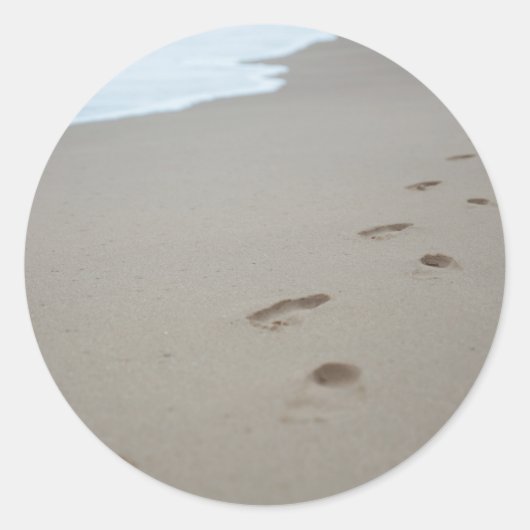 Sticker Rond Empreintes sur une plage blanche au Mozambique (Devant)