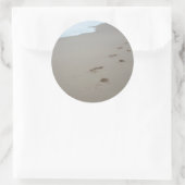 Sticker Rond Empreintes sur une plage blanche au Mozambique (Sac)