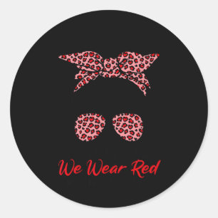 Sticker Rond En Février Nous Portons Red Messy Bun Maladie Coeu