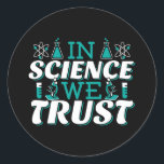 Sticker Rond En Science, nous faisons confiance Citation - Ense<br><div class="desc">Dans Science We Trust citation. Mignonne, artistique, drôle de citation scientifique avec une touche religieuse. L'art possède un microscope et un équipement d'expérimentation de flacon pour professeur de sciences masculin ou féminin. > Utilisation pour l'appréciation des professeurs de sciences, de chimie, de biologie ou de physique geek, ou des enfants...</div>