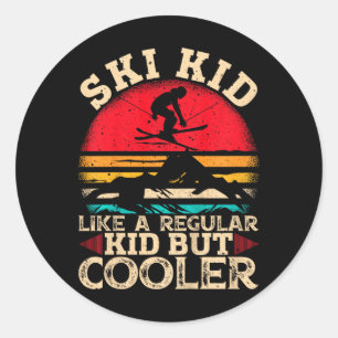 Sticker Rond Enfant qui skie comme un enfant normal mais plus c