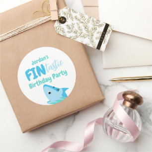 Sticker Rond Enfants D'Anniversaire Du Requin En Mer