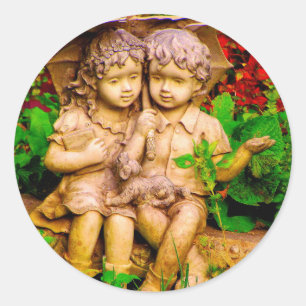 Sticker Rond Enfants et chiot partagent un parapluie dans la pl