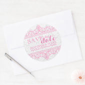Sticker Rond Enregistrer la date Damas blanches et dentelle ros (Enveloppe)