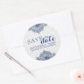 Sticker Rond Enregistrer la date Damas blanches et ornement en  (Enveloppe)