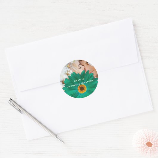 Sticker Rond Enregistrer la date Photo Emerald Gerber Daisy Mar (Enveloppe)