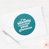 Sticker Rond Enseignant anglais drôle corrigeant silencieusemen (Enveloppe)