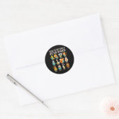 Sticker Rond Enseignant en lecture Comment devenir un meilleur (Enveloppe)