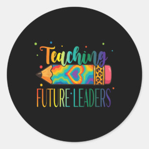 Sticker Rond Enseignement aux futurs leaders Crayon Tie Dye Ck