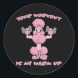 Sticker Rond Entraînement amusant pour la condition physique de<br><div class="desc">Fitness Poodle design pour la salle de gym apporte la motivation pour l'entraînement,  l'endurance,  la musculation,  la musculation avec des haltères dans la salle de gym ou à la maison,  idéal pour l'entraînement qui fait la gymnastique formation pour les fans de chien qui leur entraînement de flexibilité</div>