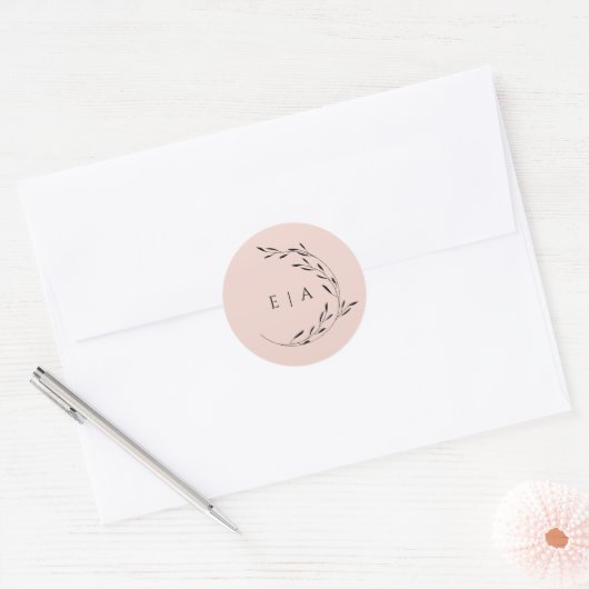 Sticker Rond Enveloppe de couronne monogramme rose poussiéreuse (Enveloppe)