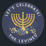 Sticker Rond Enveloppe d'invitation Sceau Menorah | Hanuakkah<br><div class="desc">Ce sceau d'enveloppe d'invitation à la fête est doté d'une typographie moderne de bloc,  d'un bouquet floral amusant et d'une menorah d'aquarelle. Personnalisez le texte et/ou la couleur arrière - plan. Pour customiser la couleur bleu marine de l'arrière - plan,  choisissez l'outil personnaliser et sélectionnez l'un de vos choix.</div>