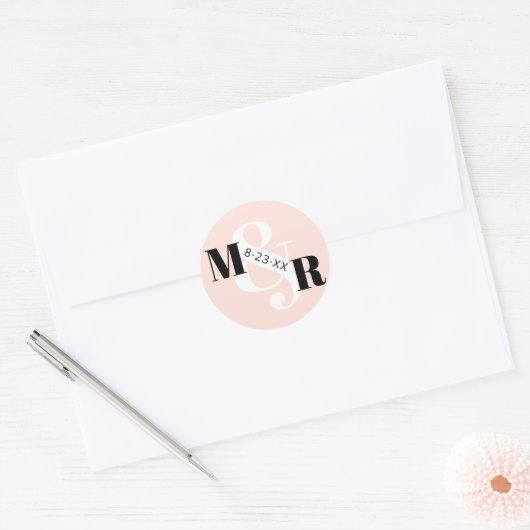 Sticker Rond Enveloppe Mariage de monogramme rose moderne (Enveloppe)