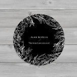 Sticker Rond Enveloppe Mariage noir et blanc<br><div class="desc">Ce design Mariage d'enveloppes de verdure noir et blanc offre une combinaison classique de typographie minimaliste simple avec un étage couleur noir et blanc neutre et une verdure élégante d'art en ligne. Les ornements en silhouette de feuille moody sont astucieusement arrangés pour créer une belle forme fluide qui démarre les...</div>