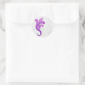 Sticker Rond Escalade Gecko violet sur un mur blanc (Sac)
