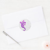 Sticker Rond Escalade Gecko violet sur un mur blanc (Enveloppe)