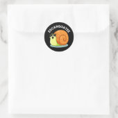 Sticker Rond Escargoate Funny Snail Escargot Pun Dark BG (Sac)