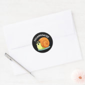 Sticker Rond Escargoate Funny Snail Escargot Pun Dark BG (Enveloppe)