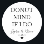 Sticker Rond ESPRIT DE DONUT SIMPLE SI JE FAIS Mariage Coeur Fa<br><div class="desc">Sticker classique en Merci noir avec "Donut Mind If I Do" dans une police classique moderne et élégante. Vous pouvez facilement le personnaliser avec vos noms et date mariage.</div>