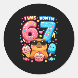 Sticker Rond Était 6 7 anniversaire 67 mème capybara glace kawa