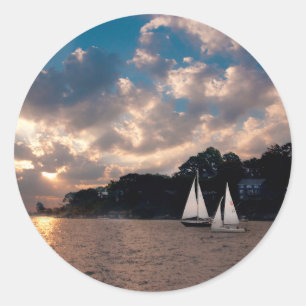 Sticker Rond États-Unis, Massachusetts. Voile au coucher du sol