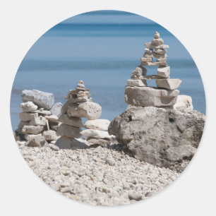 Sticker Rond États-Unis, Michigan. Tours En Pierre Sur La Plag