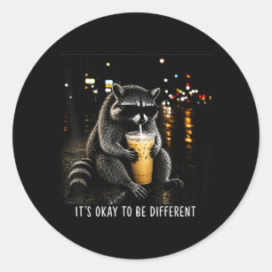 Sticker Rond Être un raton laveur de Jimothy buvant du café gla