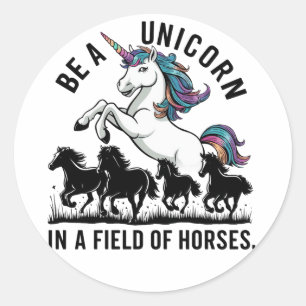 Sticker Rond Être une licorne dans un champ de chevaux (3)