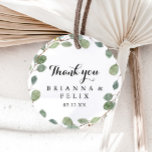 Sticker Rond Eucalyptus Calligraphie Merci Mariage Faveur<br><div class="desc">Cette calligraphie eucalyptus merci mariage faveur classique collant rond est parfait pour un mariage rustique. Le design se compose de branches et de feuilles d'eucalyptus verts dessinés à la main. Faites de l'autocollant votre propre étiquette en incluant vos noms, l'événement (s'il y a lieu) et la date. Ces autocollants peuvent...</div>