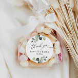 Sticker Rond Eucalyptus de verdure rustique Merci personnalisé<br><div class="desc">Conçu pour coordonner avec notre collection Boho Greenery,  ce Sticker personnalisable,  présente des branches d'eucalyptus aquarelle avec du texte calligraphique,  jumelé à un serif élégant en noir. Éléments correspondants disponibles.</div>
