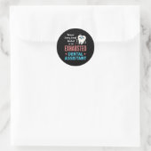 Sticker Rond Exhausted Dental Assistant Drôle Appréciation (Sac)