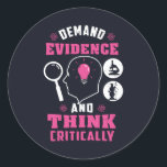 Sticker Rond Exiger des preuves et penser la science critique<br><div class="desc">Demander des preuves et penser la science criminalistique en disant avec un design moderne comprenant l'investigation et l'équipement scientifique</div>