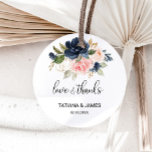 Sticker Rond Exquise Automne Floral Amour & Merci Mariage<br><div class="desc">Cet élégant autocollant à fleurs d'automne amour & merci mariage classique rond est parfait pour un mariage tropical. Le design dépeint des fleurs fantaisistes de couleur rose dessinée à la main,  bleu foncé et bleu marine,  inspirant élégance,  classe et beauté naturelle.</div>