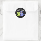 Sticker Rond Extra Furrestries Funky Alien Furry Pun Dark BG (Sac)