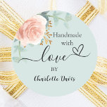 Sticker Rond Fabriqué à la main avec amour rose or sauge floral<br><div class="desc">Un arrière - plan vert sage. Décoré d'or rose vert couleur eau et de fleurs roses rousses,  rose,  eucalyptus feuille,  sprigs,  verdure,  feuilles faux or. Personnalisez et ajoutez votre nom. Avec le texte : Fait à la main avec amour,  par   un petit coeur.</div>