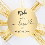 Sticker Rond Fabriqué avec amour nom or<br><div class="desc">Un arrière - plan à l'allure fausse or,  du texte noir. Personnalisez et ajoutez votre nom. Avec le texte : Fait avec amour,  par   un petit coeur.</div>