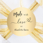 Sticker Rond Fabriqué avec amour nom or<br><div class="desc">Un arrière - plan à l'allure fausse or,  du texte noir. Personnalisez et ajoutez votre nom. Avec le texte : Fait avec amour,  par   un petit coeur.</div>
