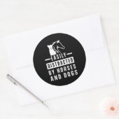 Sticker Rond Facilement Distrait Par Cheval Chiens Amoureux des (Enveloppe)