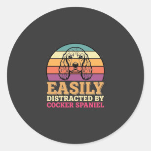Sticker Rond Facilement Distrait Par Cocker Spaniel Rétro Chien