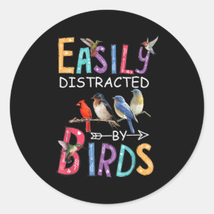 Sticker Rond Facilement Distrait Par Les Oiseaux Drôle Oiseau