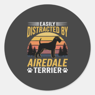 Sticker Rond Facilement distrait par rétro chien Airedale Terri