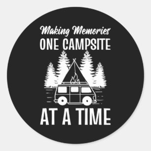 Sticker Rond Faire Des Souvenirs Un Camping À La Fois Aventureu